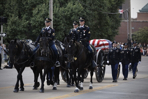 카폰 신부 유해를 실은 운구 마차[트위터 게시물 캡처]